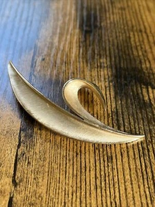 Vintage Crown Trifari Gold Tone Brooch Pin - Signed Classic! - Picture 1 of 7