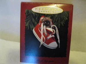 1993 HALLMARK "HIGH TOP-PURR" Kitten in a High Top Sneaker - Picture 1 of 1