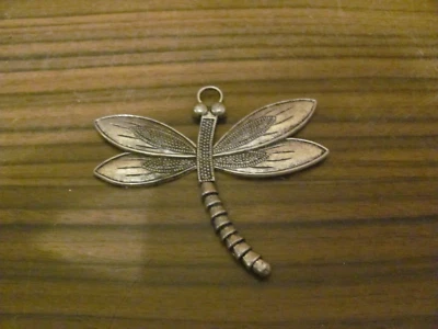 hübscher Kettenanhänger Form Libelle aus Metall 5,5 cm lang und 7 cm breit - Bild 1 von 2