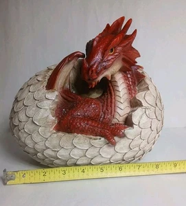 Grande Ebros Grande Smaug Rojo Bebé Dragón Cría en Huevo Estatua 9" Largo - Imagen 1 de 12