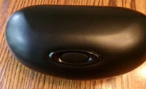 Oakley Sunglasses/Eyeglasses Black Hard Case With Built In Clip EC - Picture 1 of 3