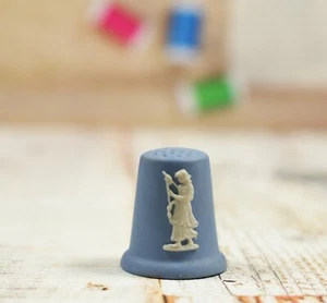 Schöne Wedgholz blau & weiß Jaspisware Spinner Mädchen Fingerhut - Bild 1 von 2
