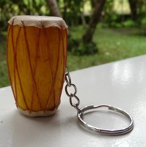 Afrikanischer ethnischer Djembe Schlüsselanhänger Tam Tam Gelb aus Ziegenfell und Holz - Bild 1 von 2