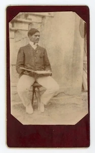 PHOTO CDV vers 1900, un beau jeune homme à la lecture assis black man - Picture 1 of 2