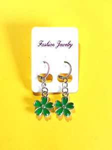 🌼Cute Green Enamel Rhinestone Daisy Flower Silvertone Earrings🌼 - Picture 1 of 8