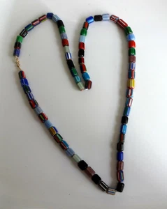 Antiguo collar de cuentas comerciales multicolor africano de vidrio Chevron 30" de largo - Imagen 1 de 9