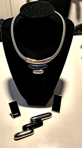 Vintage ~ Firmado Monet Tono Plata y Azul Moderno Pin, Collar, Clip On Pendientes - Imagen 1 de 11