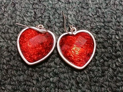 Brincos de coração com moldura central facetada vermelha tom prata  - Imagem 1 de 2