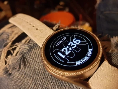 Reloj inteligente Michael Kors Gen5 oro rosa con banda blanca  Foto 1 de 4