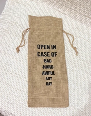 Bolsas de regalo de vino de arpillera de yute 2 piezas bolsas de botella delgadas "CUALQUIER DÍA" con cordón NUEVO Foto 1 de 3