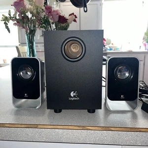 Sistema de Altavoces Estéreo Logitech LS-21 2.1 con 2 Altavoces Satelitales y 1 Subwoffer - Imagen 1 de 6