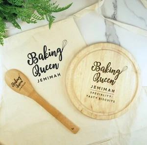 Juego personalizado de queendelantal beige madera 25 cm tabla y cuchara mezcladora regalo - Imagen 1 de 7