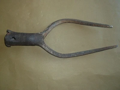 outil ancien  fourche à 2 dents en fer forgé -pic à loup - Photo 1/2