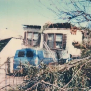 Foto Polaroid vintage incidente auto in casa El Monte CA stranamente trovata arte istantanea - Foto 1 di 5