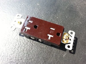 (200 piezas) Decorador Dúplex Receptáculos 20 Amp Resistente a Manipulaciones MARRÓN 20A Decora - Imagen 1 de 3