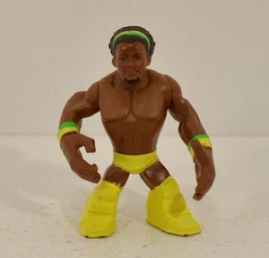 Mini figura de acción de lucha libre Kofi Kingston 2010 2,25" amarilla Mattel Rumblers WWE - Imagen 1 de 2