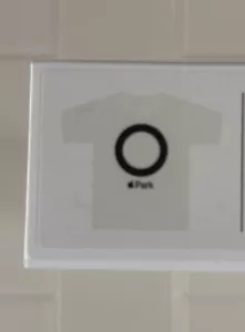T-shirt Apple Park Rings logo bianco/nero taglia media - Foto 1 di 5