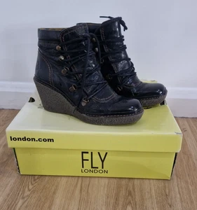Fly London Lack Stiefel Gr. 38 UK 5 Stiefelette schwarz Keilabsatz Suzu Leder Wandern - Bild 1 von 9