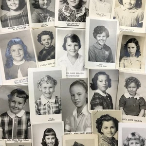 Lotto 25 foto studentesse ragazze scuola elementare ritratto studio bianco e nero - Foto 1 di 16