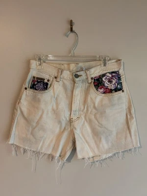 "Pantalones cortos de mezclilla blancos Calvin Klein deshilachados bolsillos florales tiro alto cintura 14"" de ancho" Foto 1 de 4