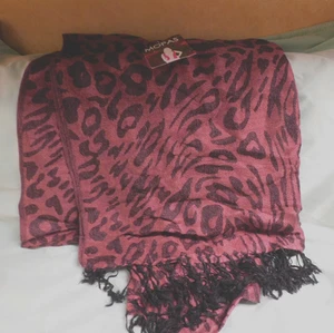 WOMEN'S PASHMINA SCARF LEOPARD PRINT BLACK & BERRY PINK FRINGE  27 1/2 X 68 NWT - Picture 1 of 4