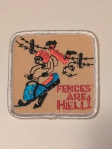 ¡LAS CERCAS SON INFERNALES de colección! Parche Coser - Estilo Retro Años 70, Moto de Nieve, Mod, Campy - Imagen 1 de 10