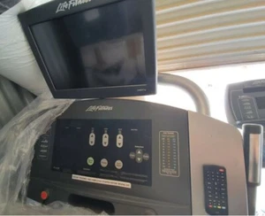 Life Fitness 93T treadmill - digital TV screen - USB ports - Pro Gym Grade - Picture 1 of 3