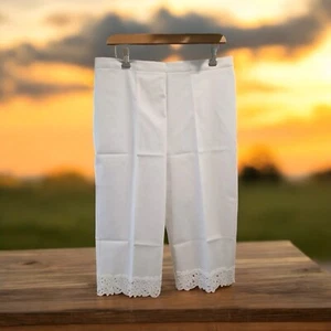 NWT Alfred Dunner White Pull-On Capri Crop Pants Lace Hem Womens Size 14P Petite - Picture 1 of 11