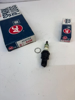 NOS VINTAGE DELCO #R44N GM #5612321 (8) ACNITER SPARK PLUGS W/4 GREEN RINGS - Image 1 of 4