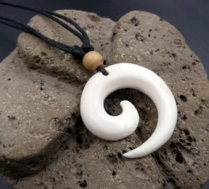 Collier Maori avec pendentif spirale en os de buffle sur cordon ajustable  - Imagen 1 de 3