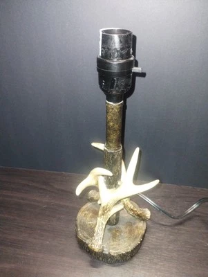 Lámpara de acento de cuerno de ciervo rústico de roble musgo base de tocón de árbol marrón oscuro. Foto 1 de 4