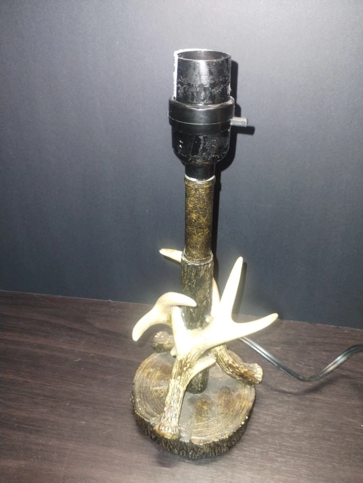 Акцентная лампа Mossy Oak Rustic из оленьих рогов темно-коричневая основа пня дерева. - Изображение 1 из 4