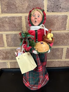 Byers’ Choice Caroler Erwachsene Frau trägt Urlaubsgeschenke Birnen Blaubeerkuchen 12,5 Zoll - Bild 1 von 13