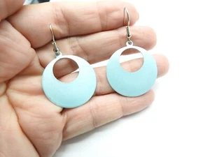 Pendientes perforados colgantes de aro de metal tono plata esmalte azul claro brillante vintage - Imagen 1 de 4
