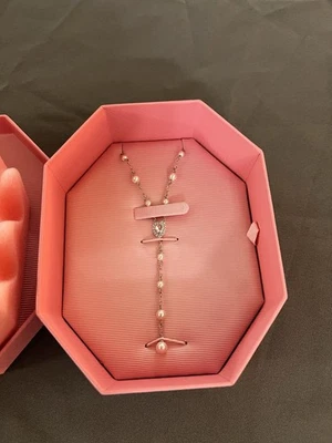 Ariana Grande Swarovski Collar en Y con Cortes Mixtos y Diseño Corazón Blanco Foto 1 de 4