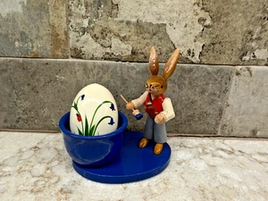 Erzgebirge Holzhase malt ein Ei und raucht eine Pfeife - Bild 1 von 6