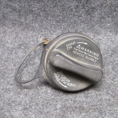 Ford Taurus 1996-1999 tapa de llenado de combustible de gasolina con retenedor de amarre OEM I669 Foto 1 de 3