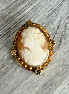 Antiguo broche camafeo victoriano tallado dama colgante marco de metal dorado - Imagen 1 de 4