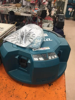 Makita Cordless Robot Cleaner RC200DZSP With Remote Control Used - Image 1 of 4