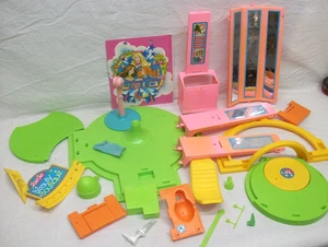 1976 Mattel "Barbie's Beauty Boutique" 24-Piece Lot in Very Good Condition - Bild 1 von 6