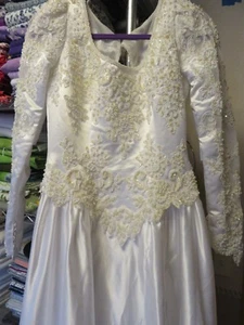 Wedding Dress Beaded Bodice White Size 6-10 with Beautiful Long Cut Lace Train - Picture 1 of 11