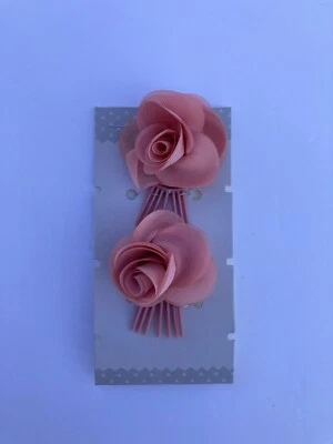 Scunci two pack hair clips with pink Chiffon roses Foto 1 de 4