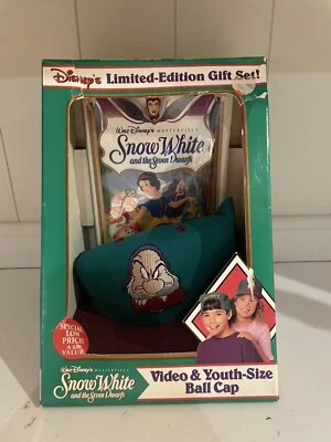 DISNEY LIMITED EDITION GIFT SET SNOW WHITE AND SEVEN DWARF"S WITH CAP - Image 1 of 4