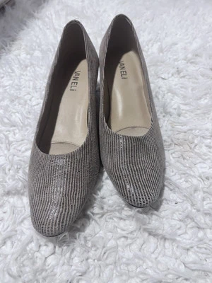 VANELi 女式 Astyr 尖头粗跟休闲礼服蜥蜴低跟 ECU 9M — 第 1/4 张图片