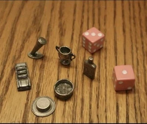Monopoly I Love Lucy Edizione da Collezione 6 Pezzi in Metallo Gettoni Movers con Dadi - Foto 1 di 3