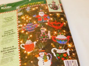 Bucilla NATALE TEIERA ORNAMENTI kit feltro Mary Engelbreit 85018 NUOVO 2004 - Foto 1 di 4