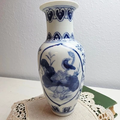 Jarrón vintage de porcelana azul y blanco 1960-1980 diseño de flor de loto pájaro oriental Foto 1 de 4