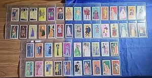 CARTE COSTUME VINTAGE 1967 BROOKE BOND TEA BRITISH SET COMPLETO 1-50 DI 50 - Foto 1 di 7