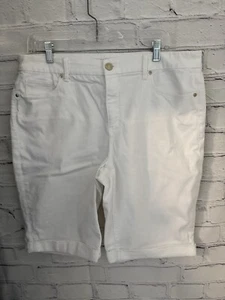 Chicos Solid White THE SO SLIMMING GIRLFRIEND SHORT EUC Women's 2.5 (M/L) - Picture 1 of 8