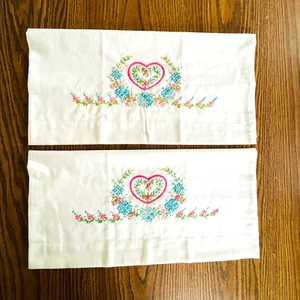 Vintage Hand Embroidered Pillowcase Set Heart Flowers Vines Old/New Cottagecore - Picture 1 of 17